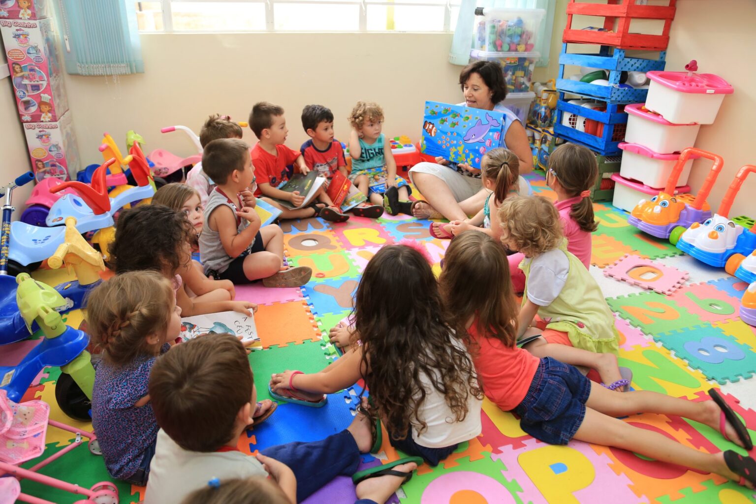 Crianças na sala de estimulação